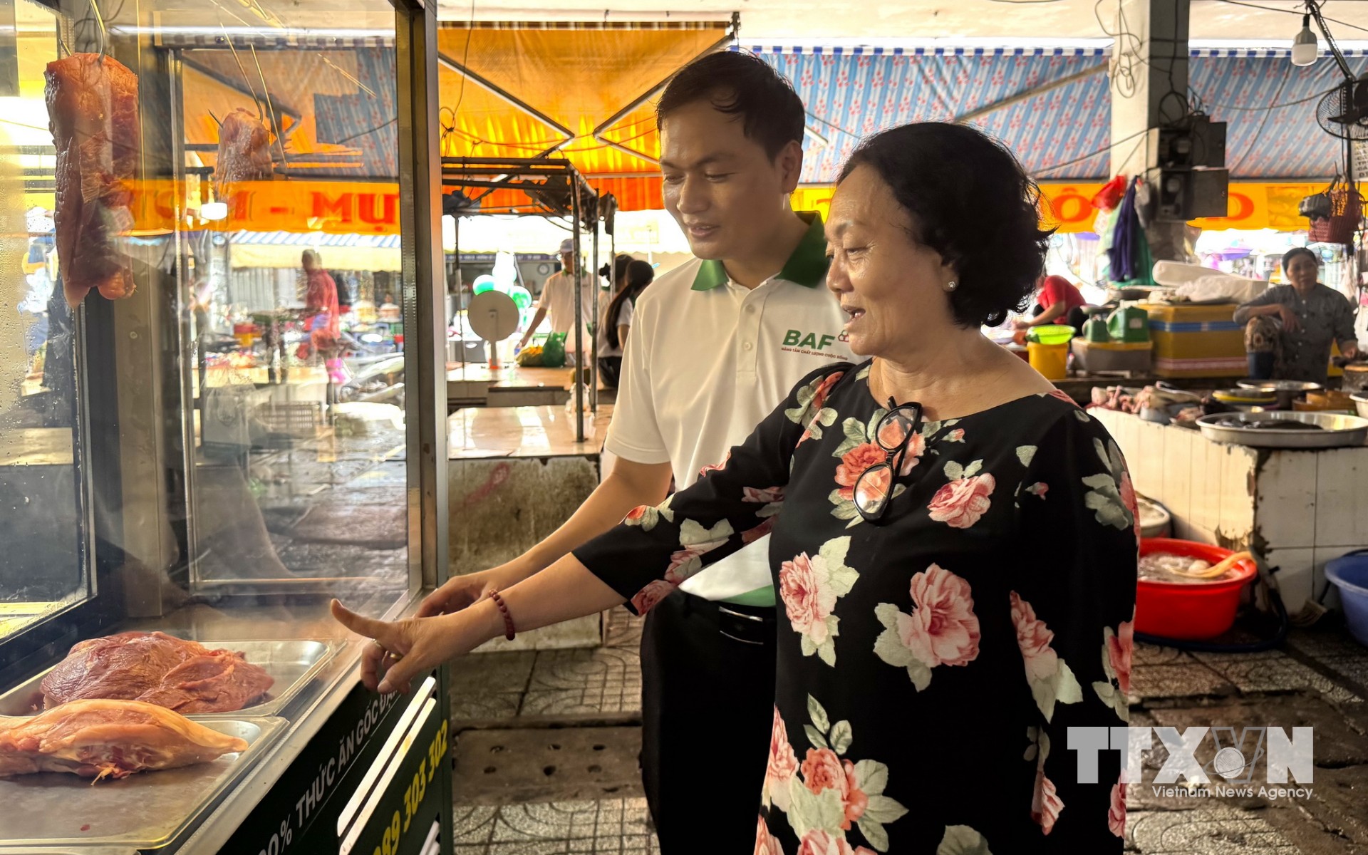 Điểm bán thịt lợn "Tick xanh trách nhiệm" được trang bị tủ mát để bảo quan sản phẩm. (Ảnh: Hương Giang/TTXVN)